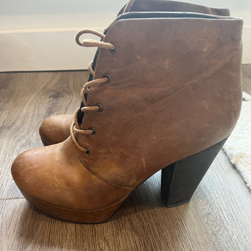 Steve Madden Raspy Cognac lace up booties